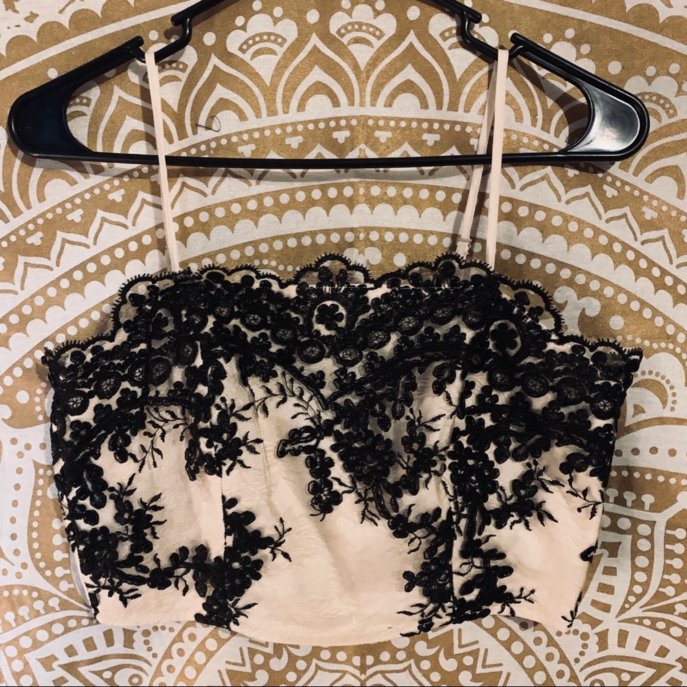 💵 4/$10 💵 Forever 21 embroidered lace crop top